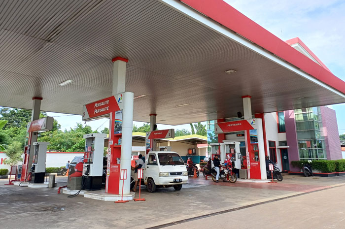 PELAYANAN: SPBU Kalitekuk Jepara beroperasi melayani konsumen kemarin.