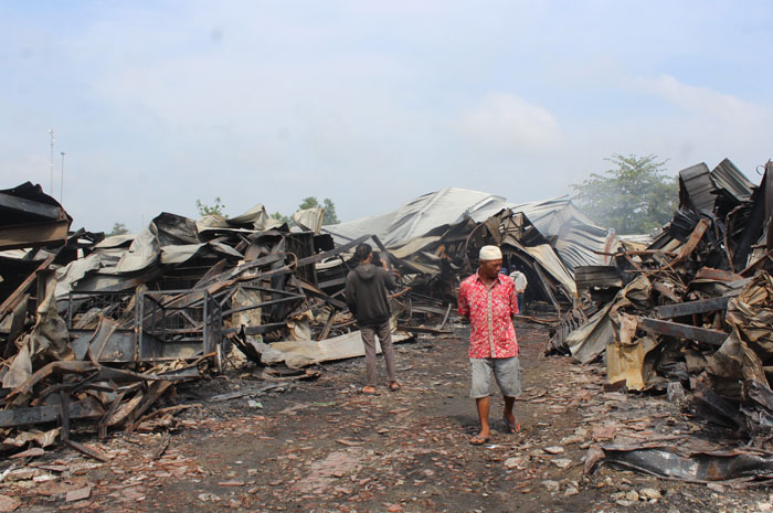 BERDUKA: Pedagang sedang mencari sisa-sisa jualan mereka yang terbakar di Pasar Ngawen belum lama ini.