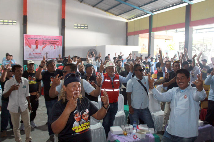TOTAL: Komunitas Relawan Kubang Grobogan melakukan deklarasi mendukung pemenangan capres Prabowo dan Cawapres Gibran di Kafe Piltulas Pitu Purwodadi, Kamis (11/1).