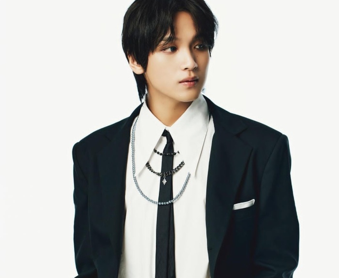 Haechan NCT tertangkap kamera merokok di dalam ruangan.