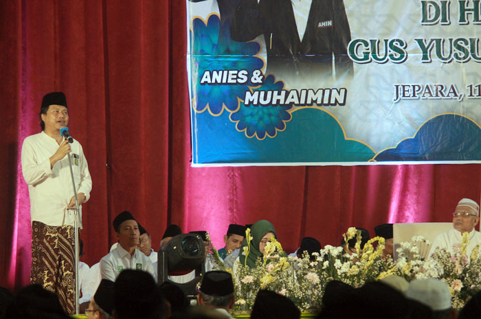 KONSOLIDASI: Ketua DPW PKB Jateng Yusuf Chudori memberi orasi politik dalam halaqah kiai dan santri Jepara, Jumat (12/1).