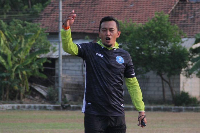 SEMANGATI PEMAIN: Pelatih Persiku Kudus Denny Rumba saat memimpin latihan di Stadion Wergu Wetan.