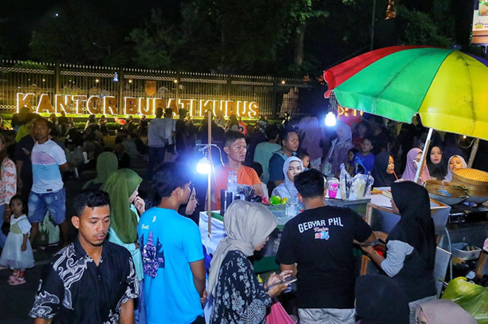 LARIS MANIS: PKL yang ada di Gebyar PKL alun-alun Simpang Tujuh Kudus dikerumuni pembeli. Tidak ada yang sepi jualannya.