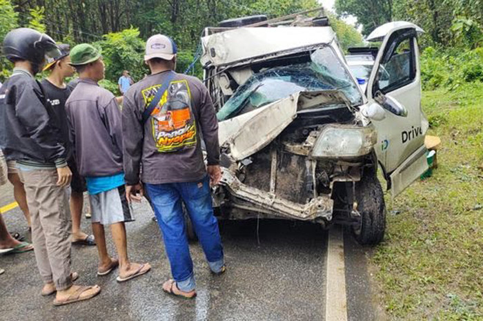 LAKA: Kejadian kecelakaan yang menimpa mobil minibus Luxio di Jalan Cepu-Blora.