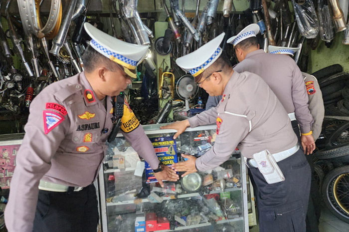 TEMPEL STIKER IMBAUAN: Satlantas Polresta Pati melakukan upaya preemtif dan preventif dengan mendatangi bengkel maupun toko aksesori motor.