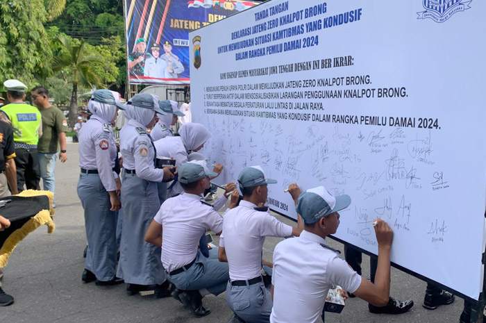 DEKLARASI: Sejumlah masyarakat Grobogan yang mengikuti deklarasi dukungan2024 zero knalpot brong di halaman Setda Grobogan.
