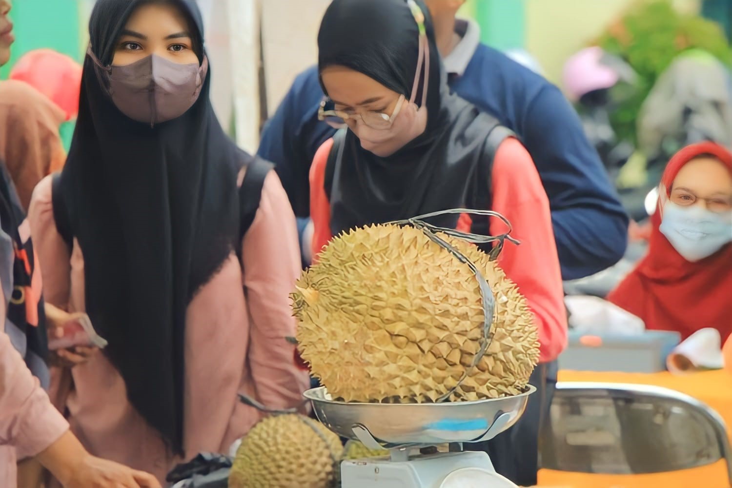 JUMBO: Warga melihat durian besar yang diletakkan di atas timbangan saat dilaksanakan Pasar Tani di halaman kantor Dintanpan.