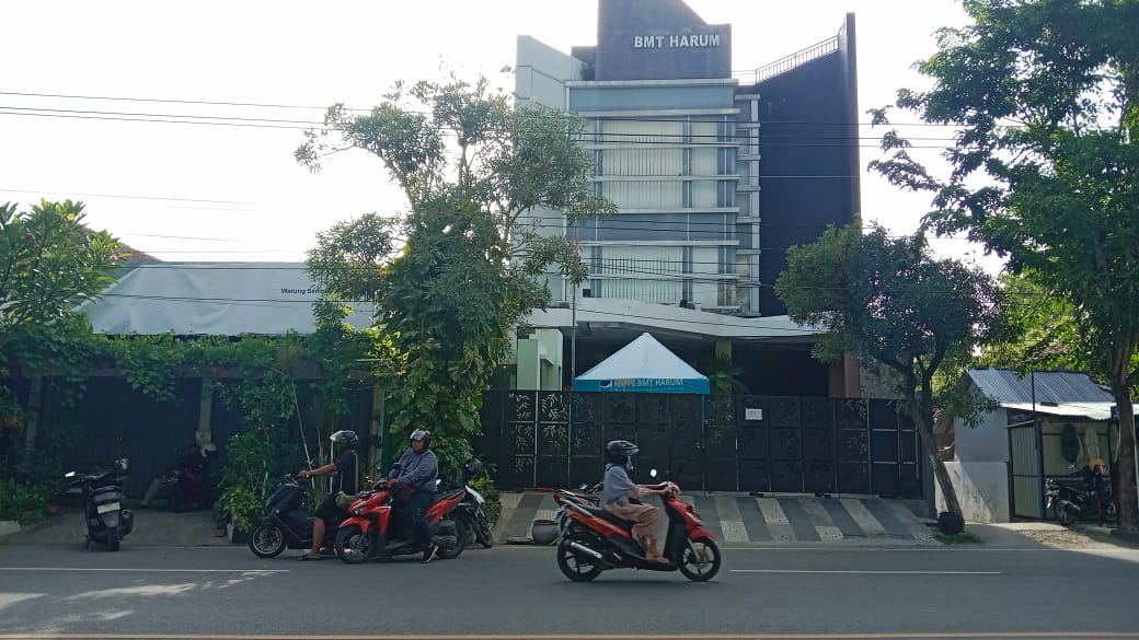 JAM TUTUP: Pengendara melintas di depan kantor BMT Harum yang berada di Jalan Pemuda, Rembang baru-baru ini.