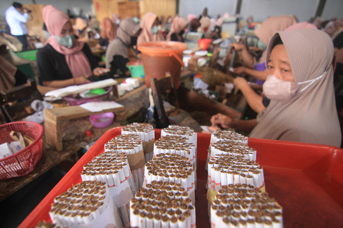 CUKAI TURUN: Buruh rokok memproduksi sigaret kretek tangan (SKT).  