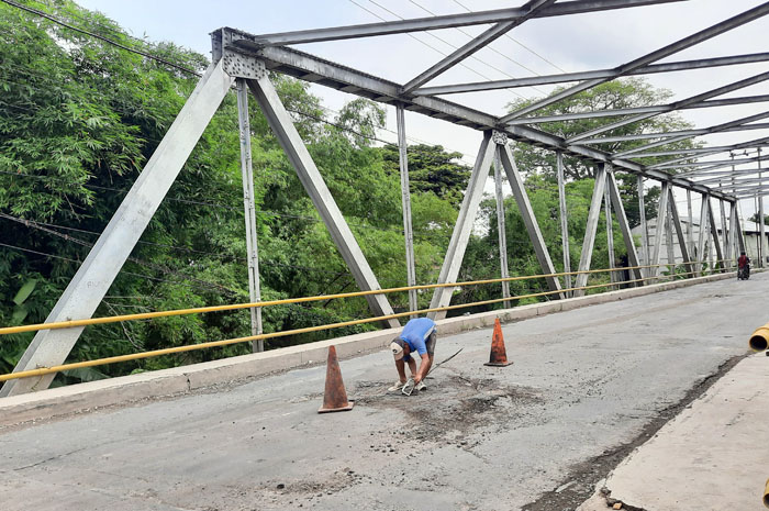 MEMBAHAYAKAN: Kondisi jembatan Getasrejo Kecamatan Grobogan yang membahayakan pengendara.