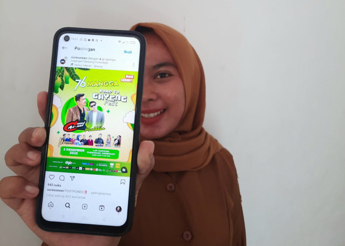 FLYER: Warga saat menunjukkan flyer event bertajuk