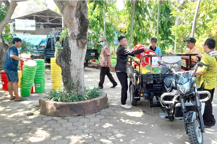 DIBANTU: Ikhsan dan kawannya mengambil bantuan tempat sampah di Dinas Lingkungan Hidup (DLH) Pati baru-baru ini.