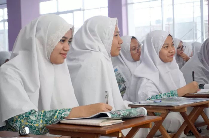 IKUT SEMINAR: Santriwati mengikuti seminar dari Unisma di Pondok Tahfidh Putri Yanbu