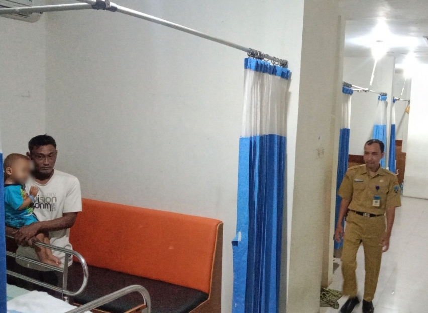 RUANGAN PENUH: Kasi Informasi RSUD dr R Soetrasno Rembang memantau ruangan anak pada Senin (15/1).