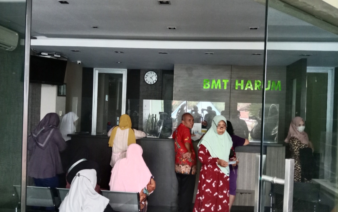 ANTRE: Para nasabah mengantre di kantor BMT Harum di Jalan Pemuda pada Selasa (16/1).