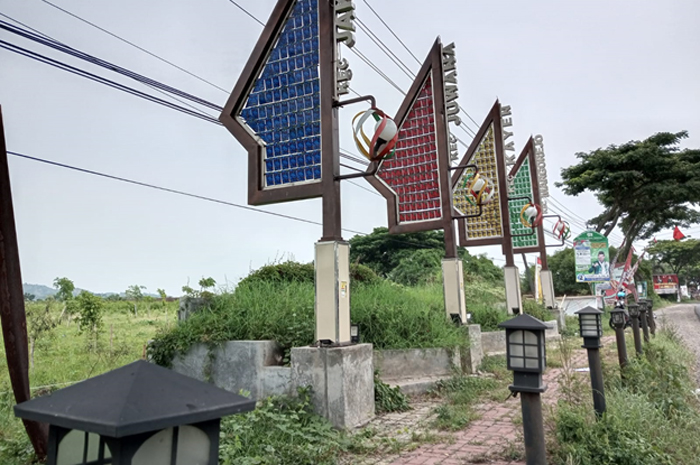 TAK TERAWAT: Kondisi taman perbatasan yang ada di Kecamatan Margorejo dipenuhi rumput liar yang mengganggu keindahan.