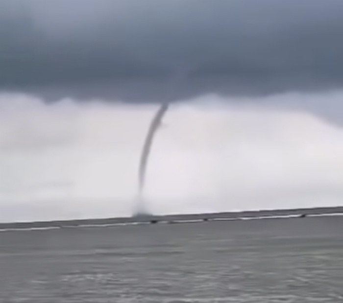 PENAMPAKAN: Pusaran angin puting beliung di perairan Pantai Bandengan, Jepara.