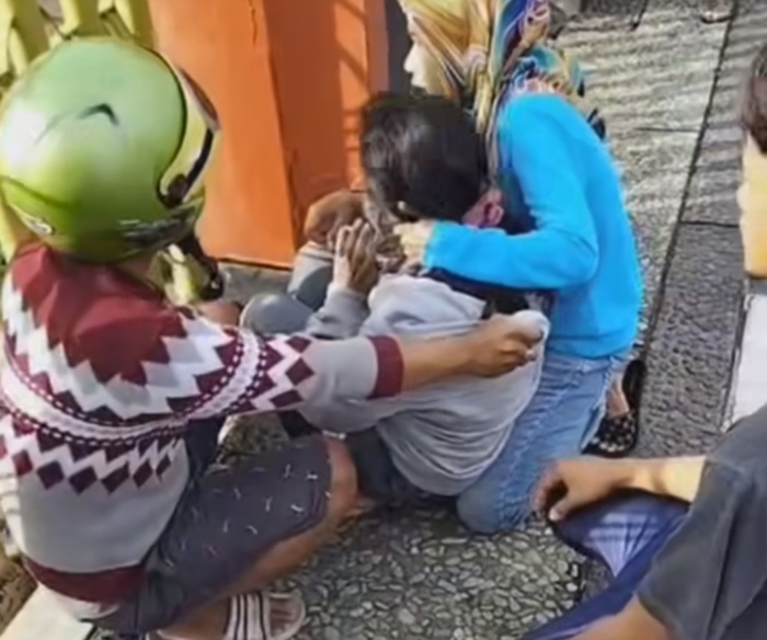 TKP: Wanita mencoba melakukan percobaan bunuh diri dengan loncat dari jembatan Bangetayu Semarang. Kamis (18/1).