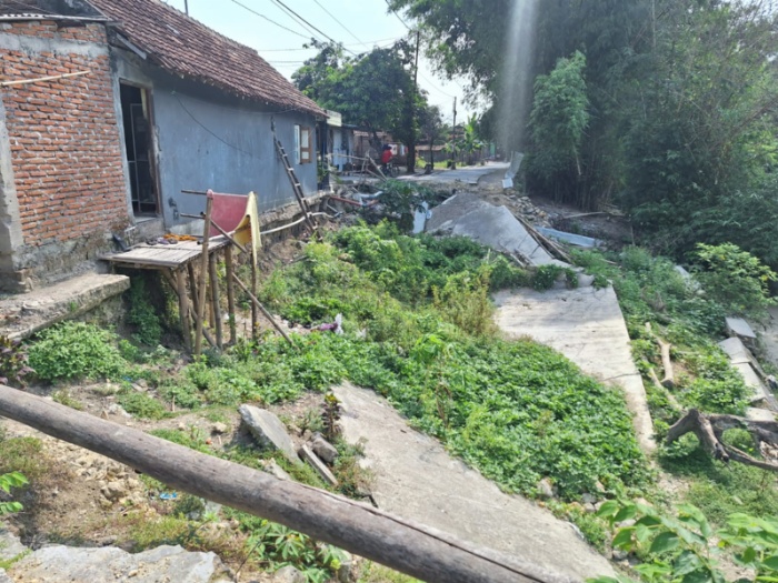 LONGSOR: Kondisi longsor di jalan yang ada di Gempolpayung Kelurahan Purwodadi Kecamatan Purwodadi memprihatinkan.