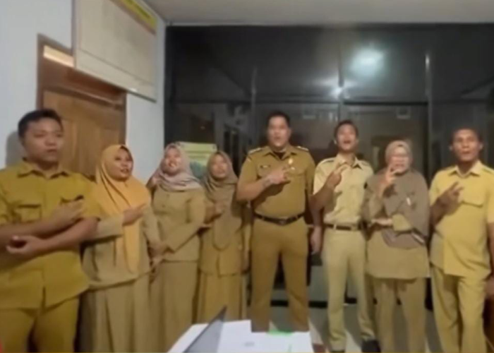 DUKUNG: Sebuah video pernyataan dukungan terhadap Presiden Joko Widodo yang disampaikan oleh kepala desa (kades) dan perangkat desa di Rembang viral di sosial media baru-baru ini.