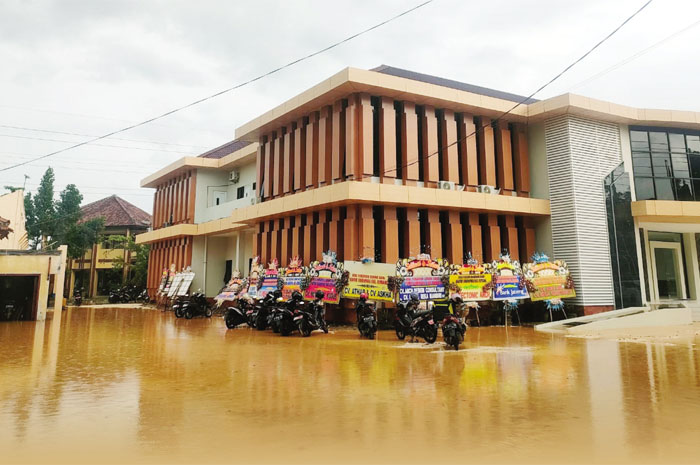 TERGENANG: Kantor Dindikpora Rembang kebanjiran selepas diguyur hujan deras Rabu sore.