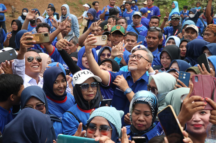 SAPA SIMPATISAN: Ketua Umum PAN Zulkifli Hasan menemui ratusan pendukungnya yang telah berkumpul di The Hills Vaganza Desa Kajar, Kecamatan Dawe, Kudus, kemarin.