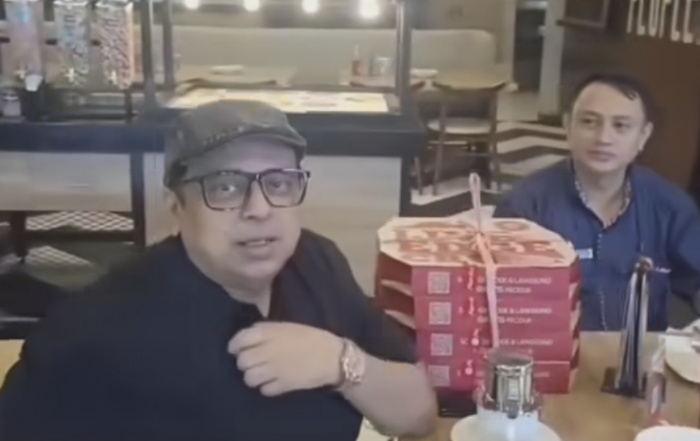 TANGKAPAN LAYAR: Video Babeh Haikal secara terbuka mempromosikan Pizza Hut di tengah aksi boikot.