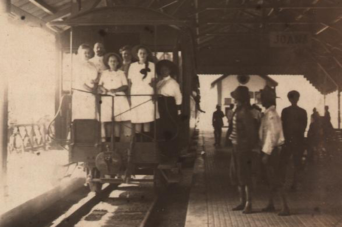 Foto Stasiun Juwana pada masa colonial Belanda. Koleksi Leiden University Libraries.