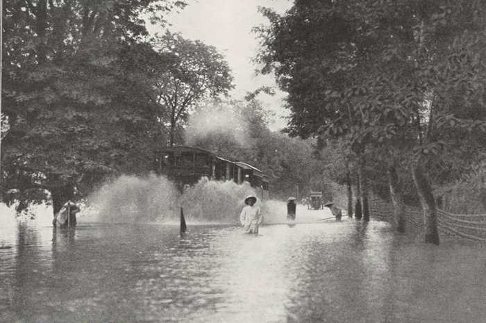Kereta Api Menerobos Banjir di Juana. Sumber: Buku The Tramways on Java, Gedenkboek, disusun dalam rangka HUT ke-20 Perusahaan Trem Uap Semarang-Joana.