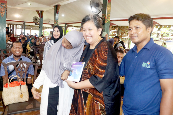 POMPA OPTIMISME: Wakil Ketua MPR RI Lestari Moerdijat memberikan semangat kepada para penyandang disabilitas di restoran Ulam Sari, Kecamatan Jati, Kabupaten Kudus.