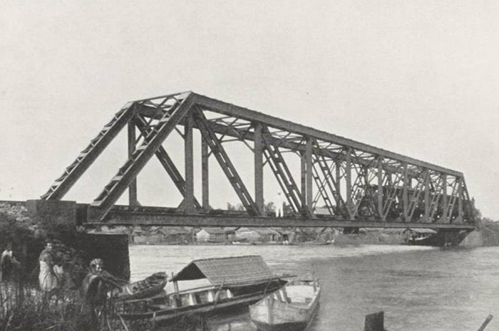 Lintasan Kereta Api Juwana - Lasem melalui Sungai Juwana 1907. Sumber: Buku The Tramways on Java, Gedenkboek, disusun dalam rangka HUT ke-20 Perusahaan Trem Uap Semarang-Joana.