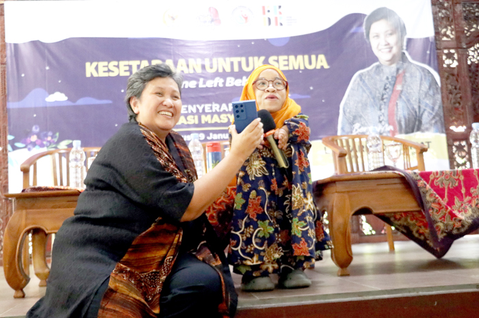POMPA OPTIMISME: Wakil Ketua MPR RI Lestari Moerdijat memberikan semangat kepada para penyandang disabilitas di restoran Ulam Sari, Kecamatan Jati, Kabupaten Kudus.