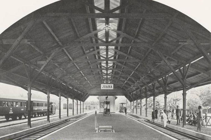 Overkapping Stasiun Juwana 1907. Sumber: Buku The Tramways on Java, Gedenkboek, disusun dalam rangka HUT ke-20 Perusahaan Trem Uap Semarang-Joana.