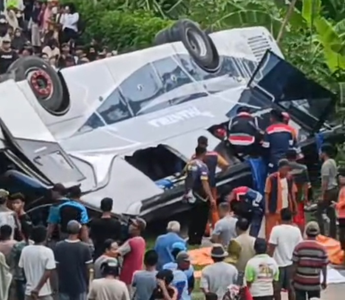 KECELAKAAN: Bus PO New Shantika terjun bebas dari jalan tol Pemalang.