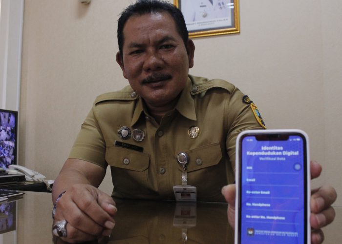 KETERANGAN: Kepala Disdukcapil Kudus Eko Hari Djatmiko saat menunjukkan tampilan aplikasi IKD.