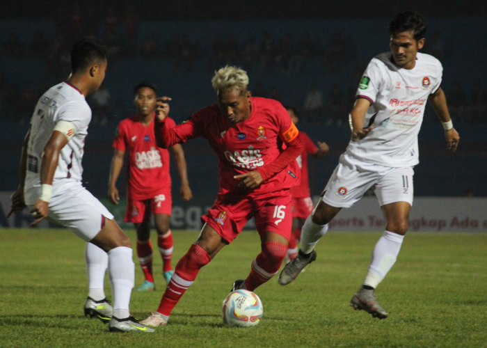 TETAP GAS: Penyerang Persijap Jepara berusaha melewati hadangan pemain Persipa dalam pertandingan penyisihan grup 3 Liga 2 September lalu.