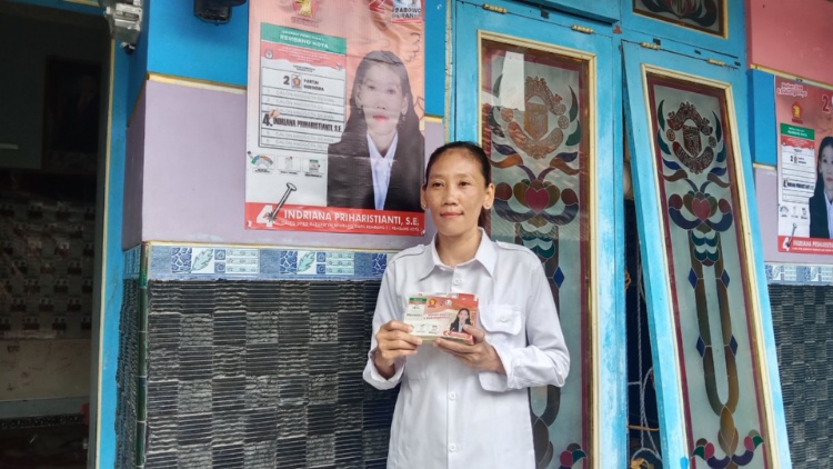 ALAT PERAGA: Indriana Priharistianti membawa stiker dirinya yang nyaleg dengan modal Rp 500 ribu.