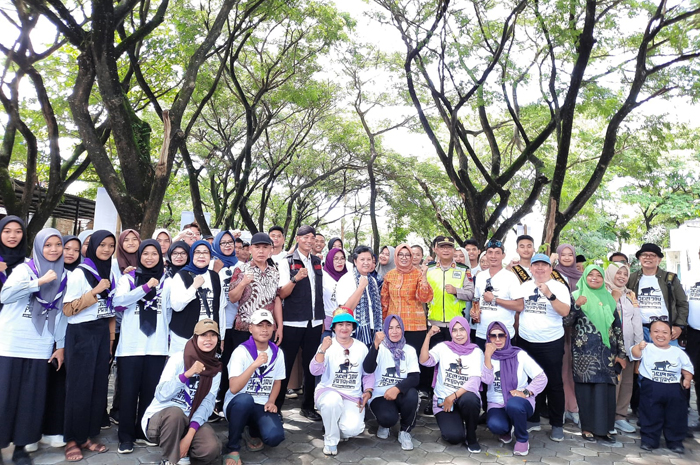 KEBERSAMAAN: Peserta sosialisasi empat pilar foto bersama di lingkungan Museum Purbakala Patiayam Kudus.