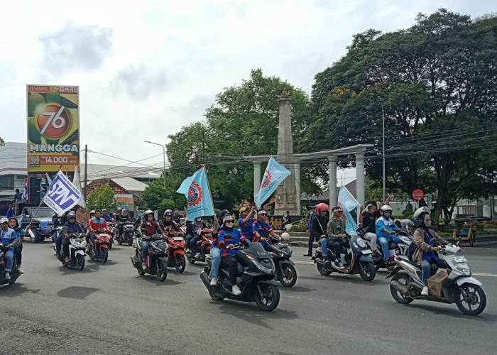 BERSUARA: Para buruh sedang menggelar aksi terkait UMK beberapa waktu lalu.