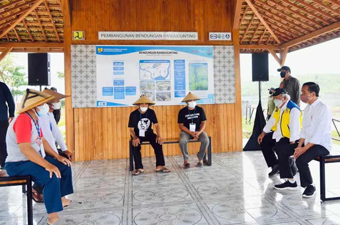 CURHAT: Presiden Joko Widodo berdialog dengan petani Blora, Rembang, dan Pati dalam peresmian Bendungan Randugunting, Japah, Blora, beberapa waktu lalu.