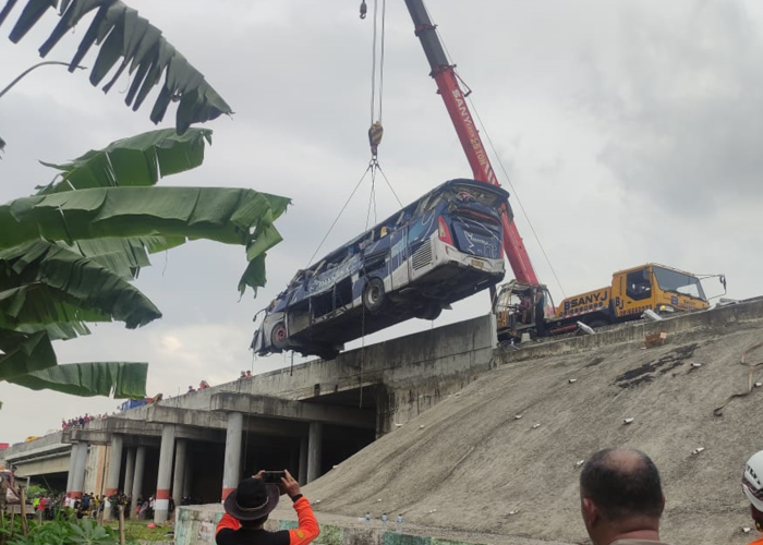 JADI TONTONAN WARGA: Proses evakuasi korban kecelakaan bus Shantika yang loncat di Jembatan Tol Pemalang-Batang pada Minggu (21/1).