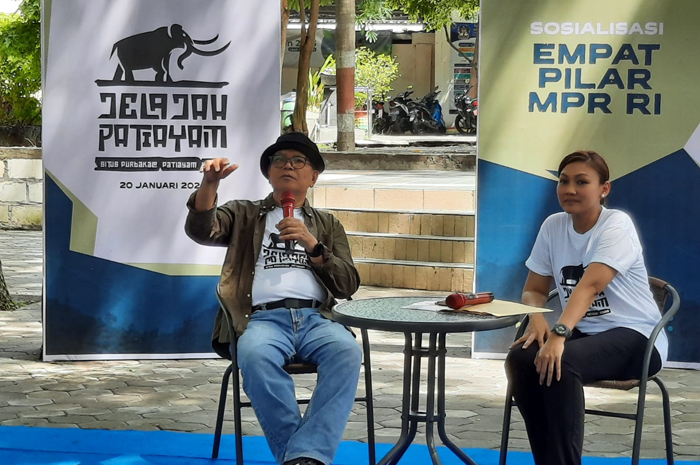 PAKAR ARKEOLOGI: Prof. Truman Simanjuntak (kiri) menceritakan tentang Situs Purbakala Patiayam bersama moderator Tantri Murdoko di acara sosialisasi empat pilar MPR RI di Museum Purbakala Patiayam.