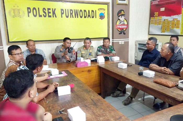 MUSYAWARAH: Kapolsek Purwodadi AKP Dedy Setyanto memimpnin rapat atas persoalan rumah kos-kosan yang diduga untuk perbuatan mesum.