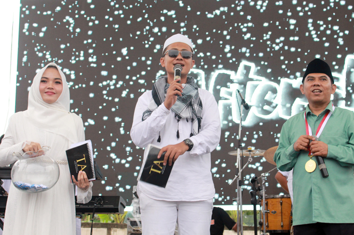 MULTITALENT: Titis Bowo Eko Prasetyo (tengah) menjadi MC acara Milad ke-49 Pakde Air di Purwodadi, Grobogan, baru-baru ini.&nbsp;