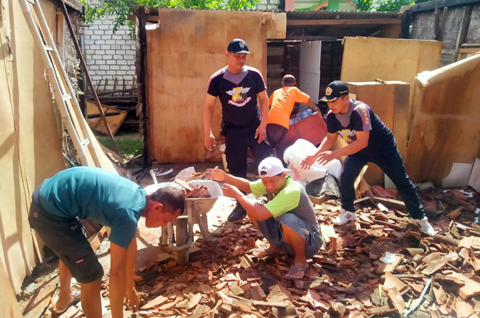 GOTONG ROYONG: Petugas bersama relawan gotong royong bersihkan puing rumah mbah Pardi yang roboh setelah diguyur hujan lebat, Sabtu lalu (20/1).