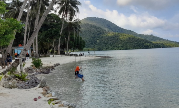 WISATA: Seorang pengunjung bermain di Pulau Bobby Karimunjawa.
