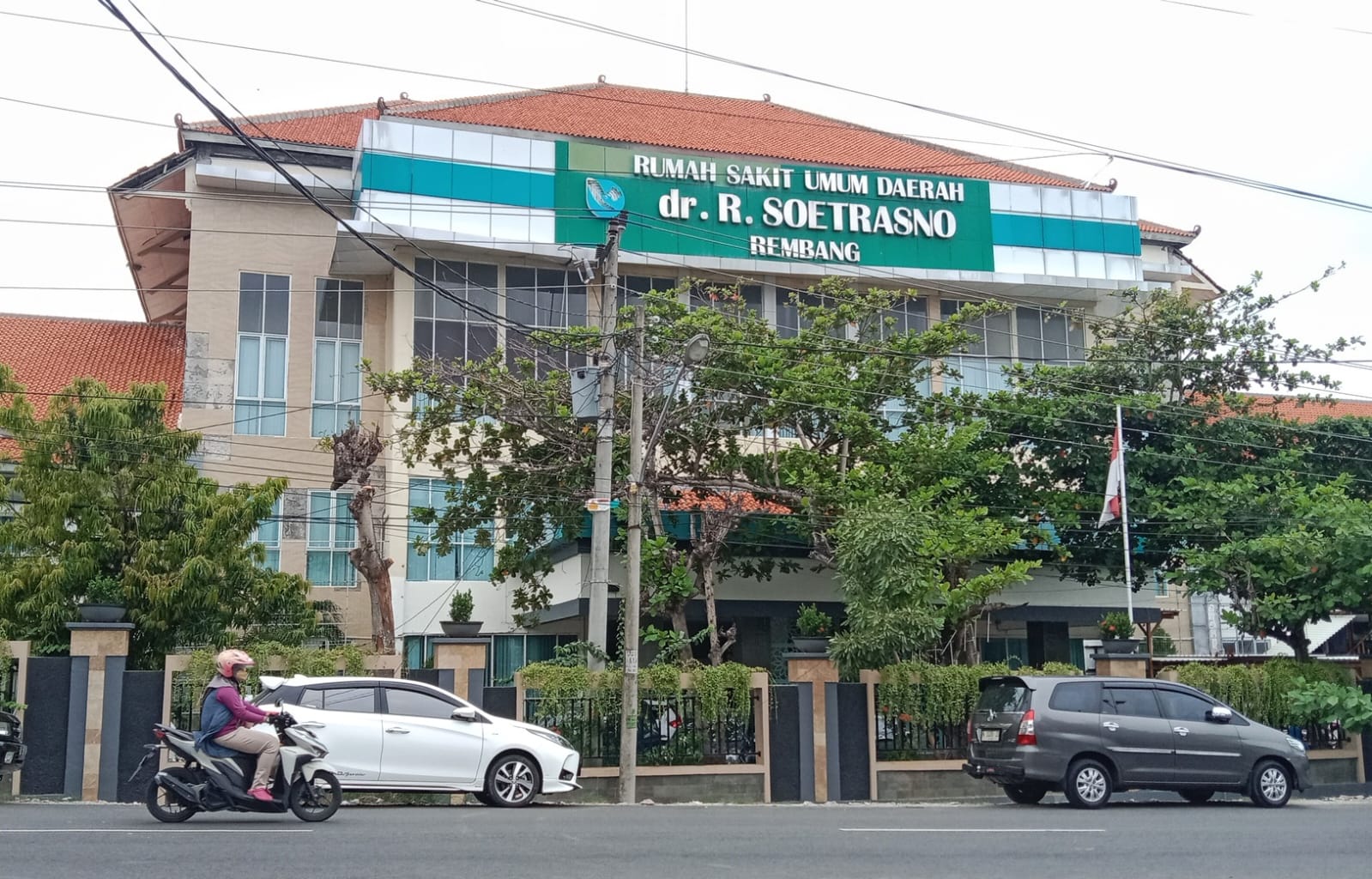 TEMPAT PERAWATAN: RSUD dr R Soetrasno Rembang beberapa hari ini dipenuhi pasien demam berdarah.