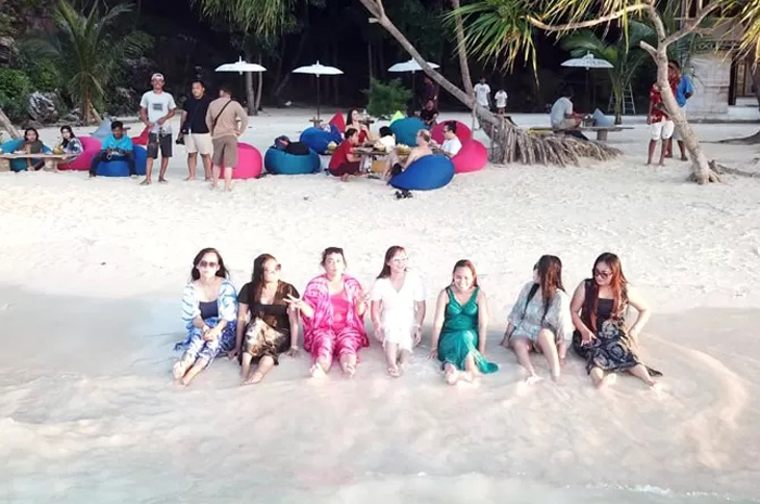 SENJA: Wisatawan sedang menikmati keindahan Pulau Karimunjawa sambil berjemur di tepi pantai belum lama ini.