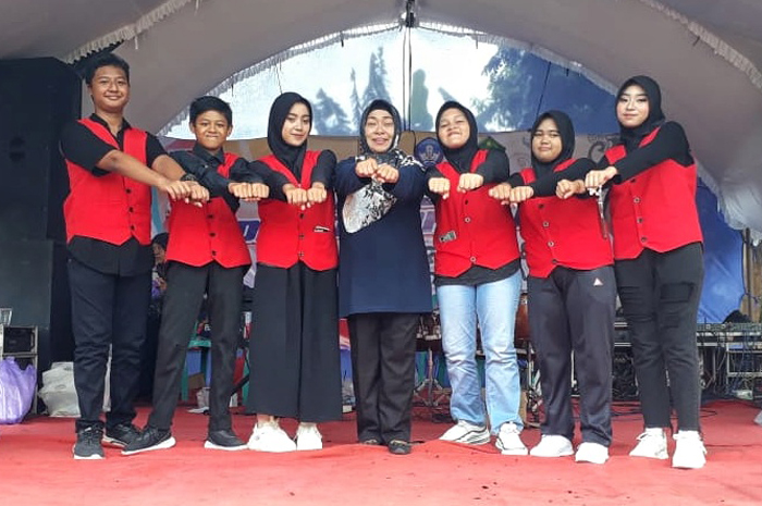 KOMPAK: Para personel Spensadut berfoto bersama Suhartati, Guru Pembimbing setelah tampil beberapa waktu lalu.