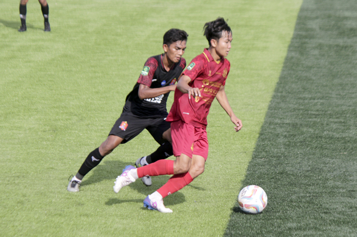 NGEYEL: Pemain tengah Persipa Pati mencoba mempertahankan bola dari kejaran pemain Persijap Jepara kemarin.